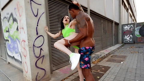 Strong BBC makes petite brunette lose her...