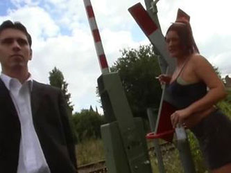 Besoffene Nutte laesst sich fuer fuenf...